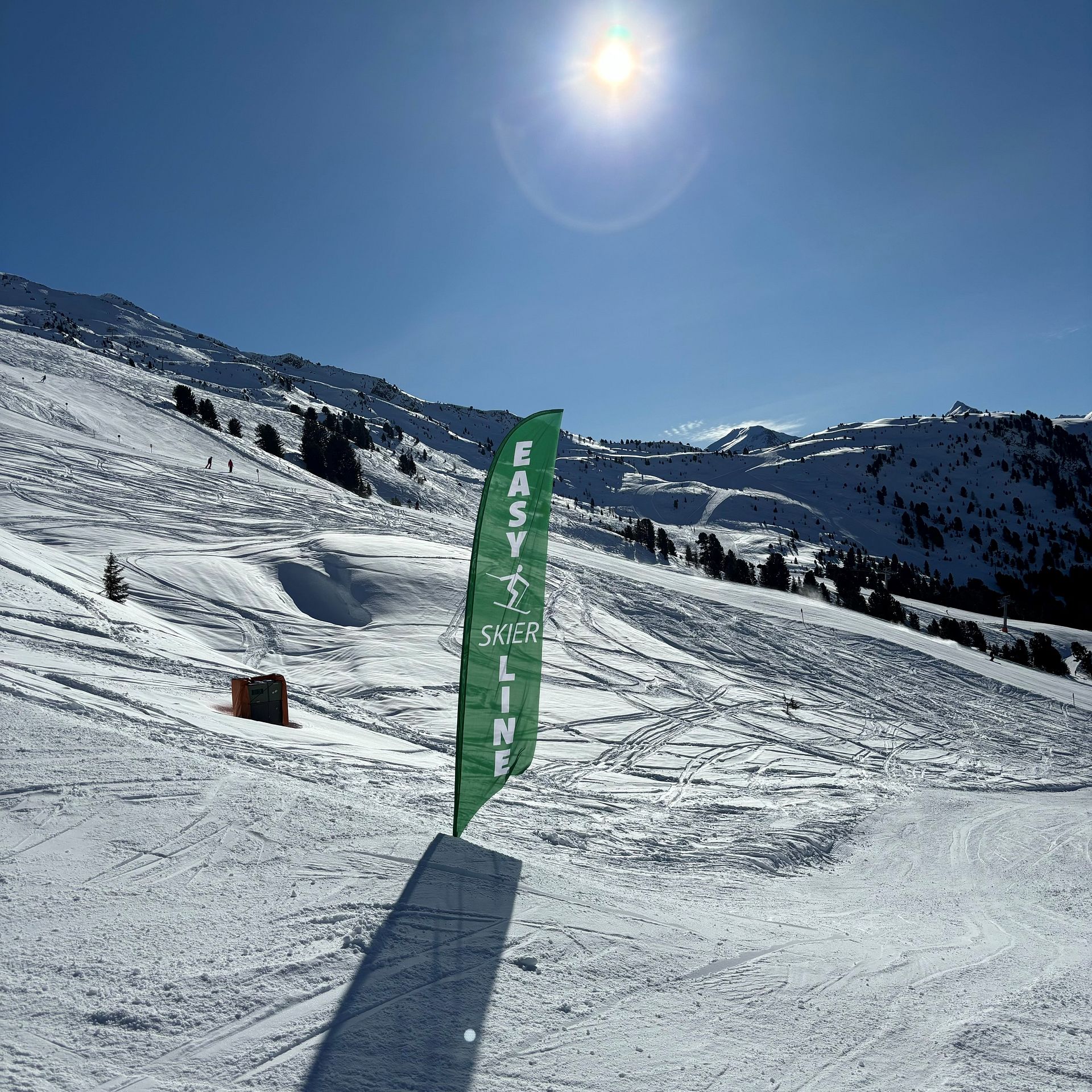 The green Easy skier line beach flags on the slopes show you the ideal route for a relaxed descent.